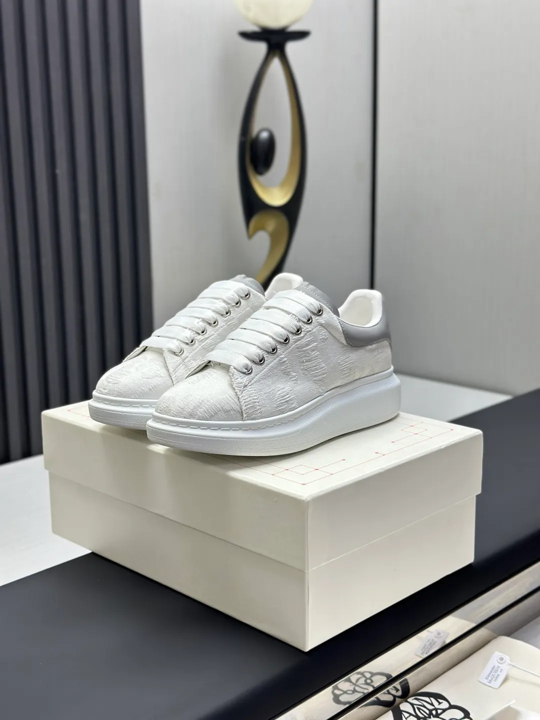 👟👟Ex-factory price 600👟👟 (🥇Top version produced in Dongguan🥇) A new upgrade of the classic McQueen white shoes. This upgrade of McQueen, which has been done for 4 consecutive years, will definitely bring you the most cost-effective ALEXANDER MCQUEEN classic in the market. If you are not confident about the quality of such a classic and world-destroying model, there is really no need to put it on the table🔙.  Purchased original version from HK counter, various demolitions.  All kinds of PKs are welcome💥.  (Anyone who has the original version at the stall is welcome🆚) The thick sole perfectly increases the elongated visual effect. The most perfect proportion of the shoe body is this last shape. The logo font on the rear tail is printed in small fonts. The logo on the foot is made of genuine leather with air-pressed colorless process. We will always update the color with the counter. 🔘Upper: genuine customized environmentally friendly full-grain cowhide 🔘Inner lining: imported mixed sheepskin (the genuine product is also sheepskin, not the cheap cowhide on the market) 🔘Sole: Exclusive molded TPU➕rubber injection molded layered outsole, (purple tail, pink tail, red tail, burgundy tail, rose gold tail sequin series, Velcro men's model needs to be customized, non-returnable) 🔘Code number 34-44 (women's size 34.40 is custom-made).